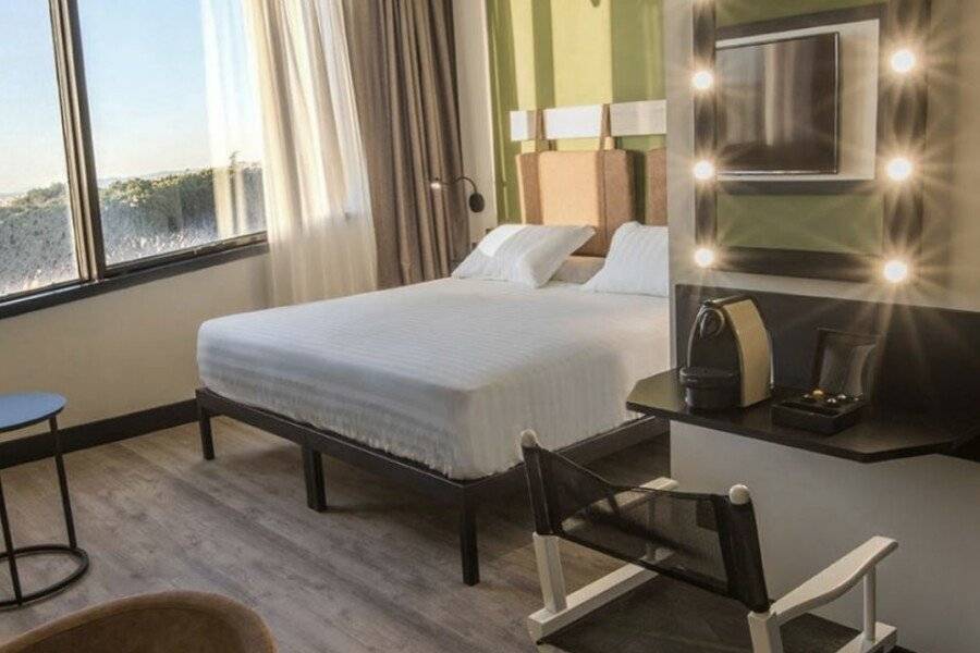 Mercure Roma Cinecitta hotel bedroom