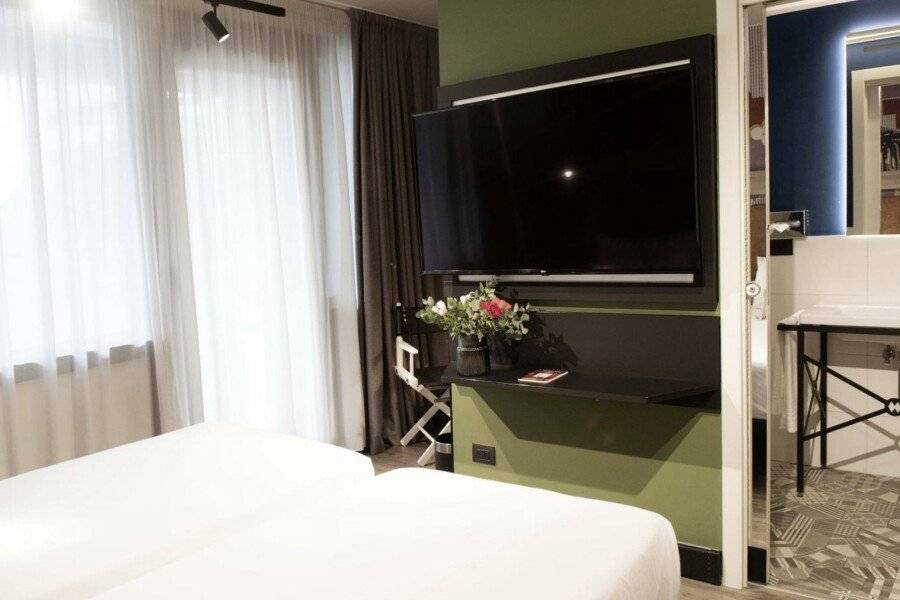 Mercure Roma Cinecitta hotel bedroom