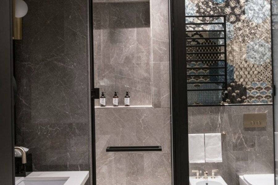Umiltà 36 bathtub