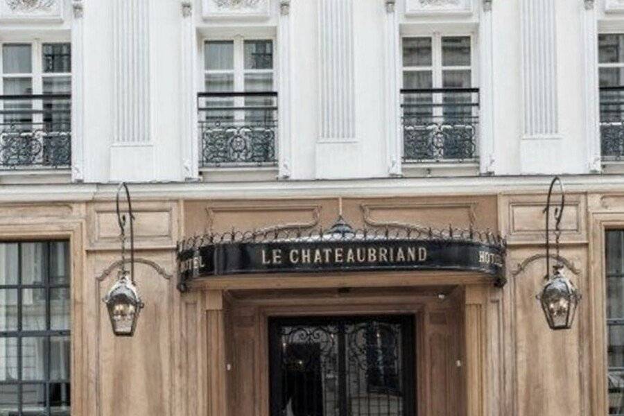 Hôtel Chateaubriand facade,parking