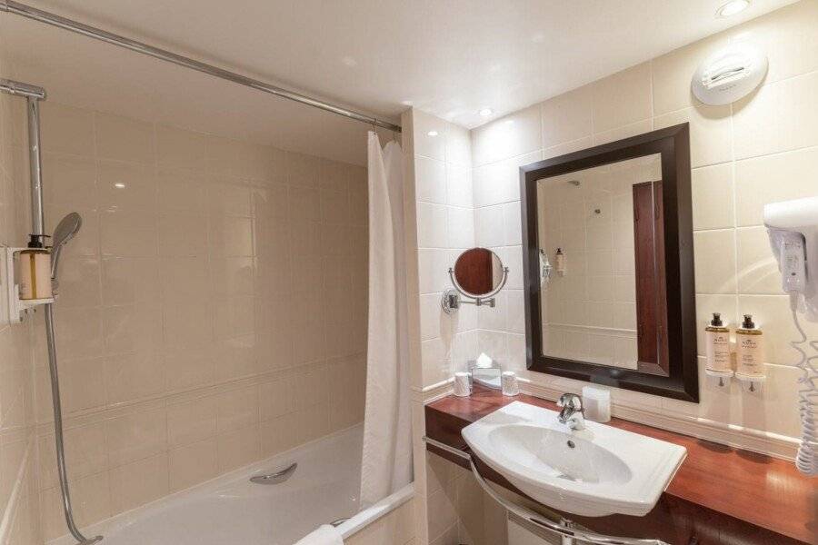 Mercure Gare Montparnasse TGV bathtub