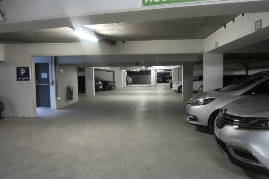 B&B HOTEL 17 Batignolles parking