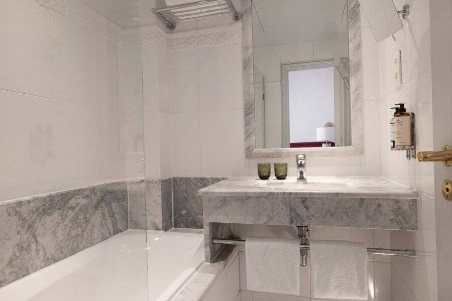 Hôtel Le Lavoisier bathtub