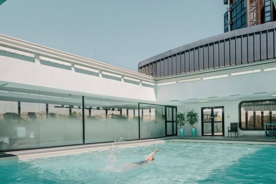 Novotel Centre Tour Eiffel indoor pool