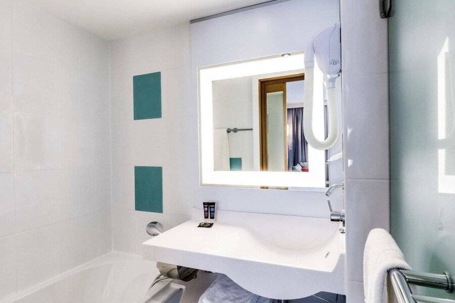 Novotel Centre Gare Montparnasse bathtub