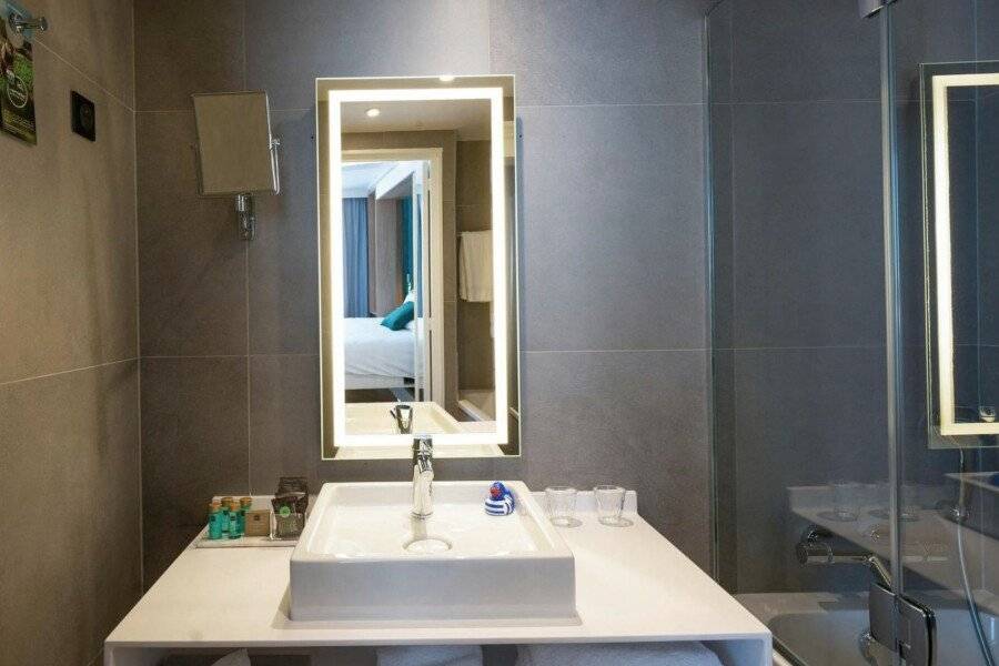 Novotel Centre Gare Montparnasse bathtub