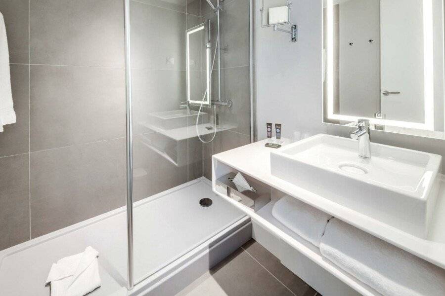 Novotel Centre Gare Montparnasse bathtub