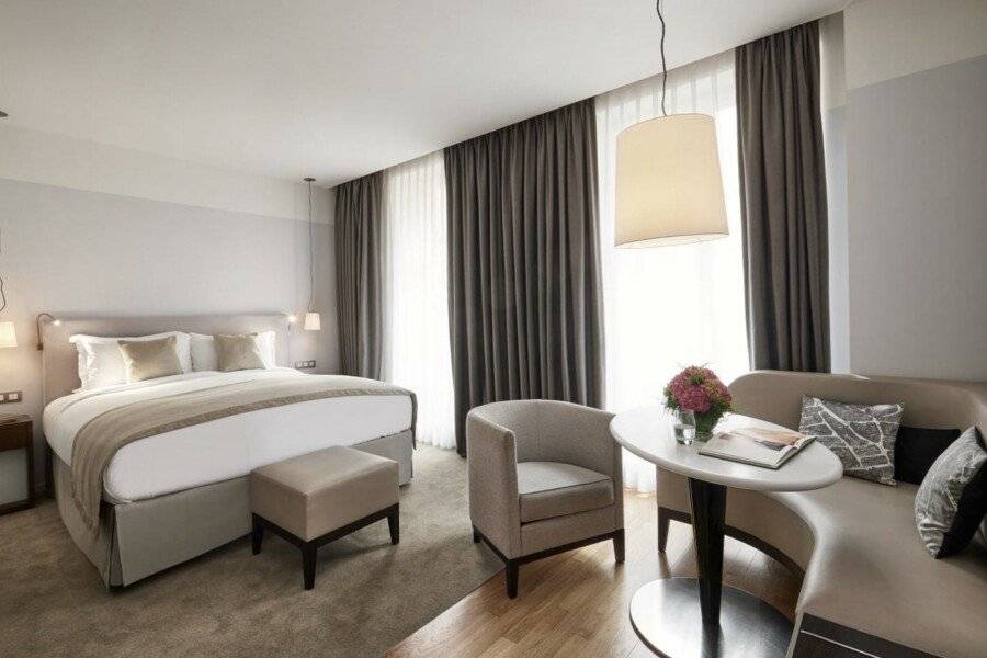 Sofitel Arc De Triomphe hotel bedroom