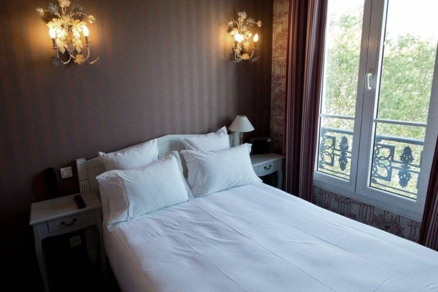 Regyn&#039;s Montmartre hotel bedroom,balcony