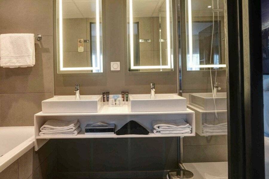 Novotel Paris 14 Porte d'Orléans bathtub