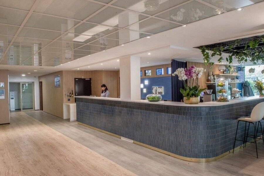 Holiday Inn Express-Canal De La Villette lobby,front desk