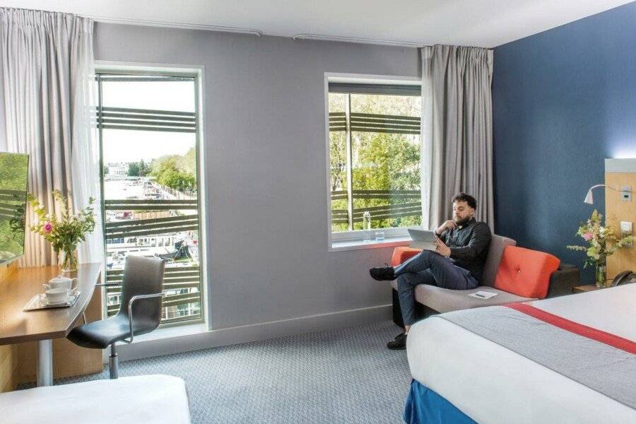 Holiday Inn Express-Canal De La Villette hotel bedroom