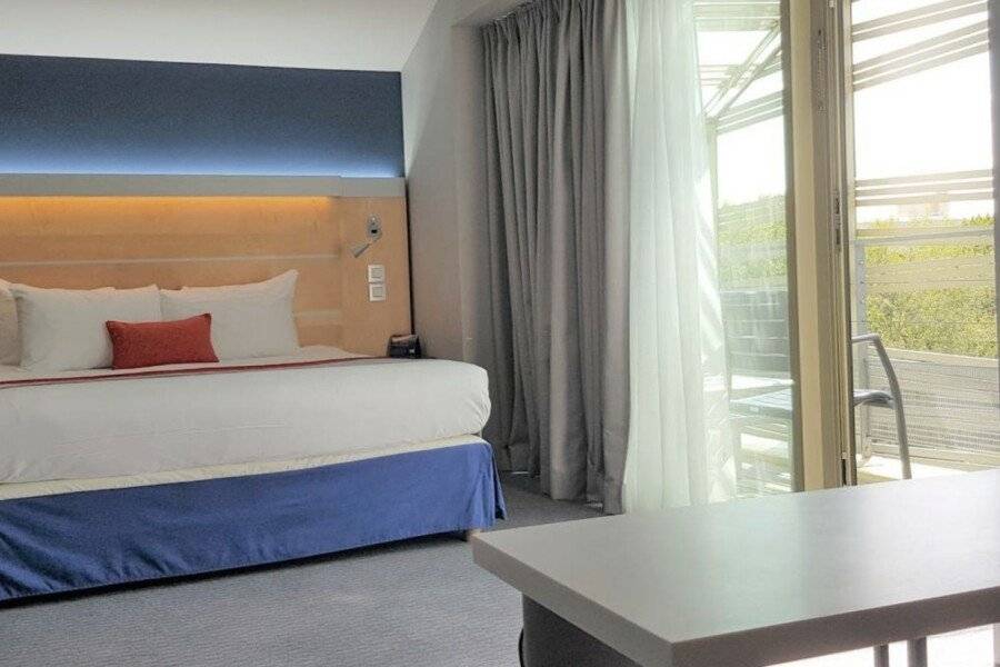 Holiday Inn Express-Canal De La Villette hotel bedroom,balcony