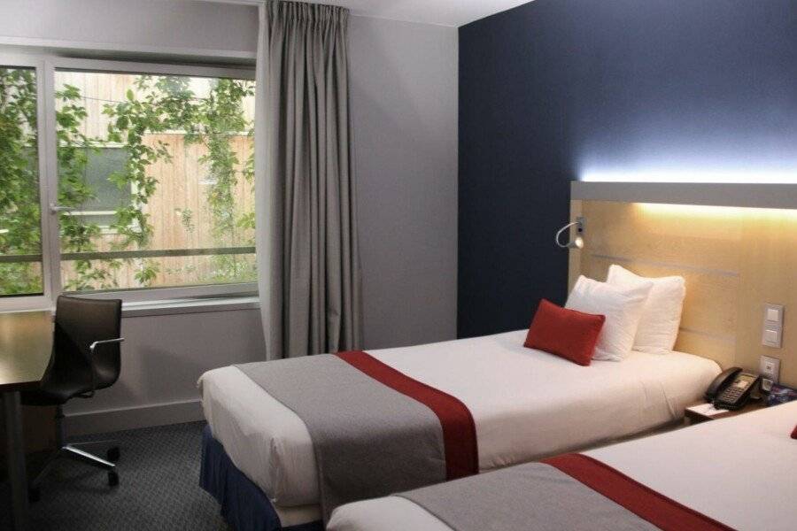 Holiday Inn Express-Canal De La Villette hotel bedroom