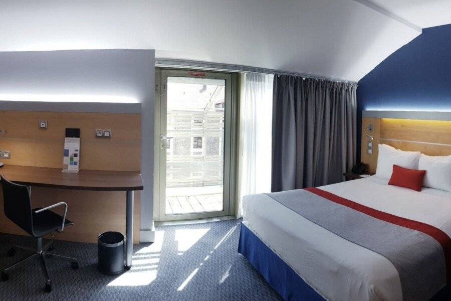 Holiday Inn Express-Canal De La Villette hotel bedroom