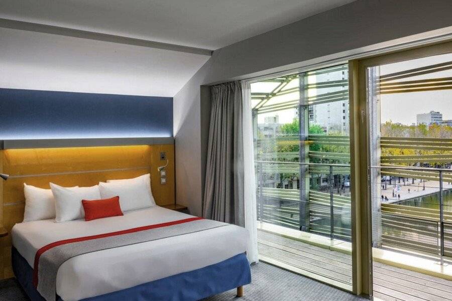 Holiday Inn Express-Canal De La Villette hotel bedroom,ocean view