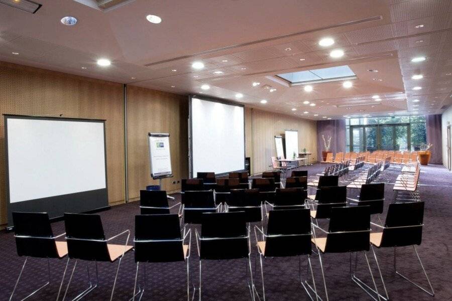 Holiday Inn Express-Canal De La Villette conference room,meeting room