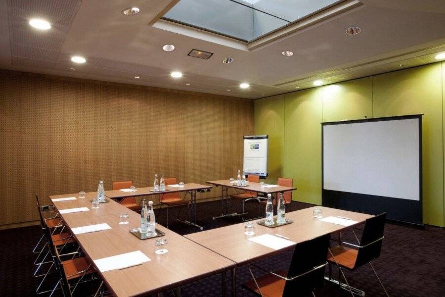 Holiday Inn Express-Canal De La Villette conference room,meeting room