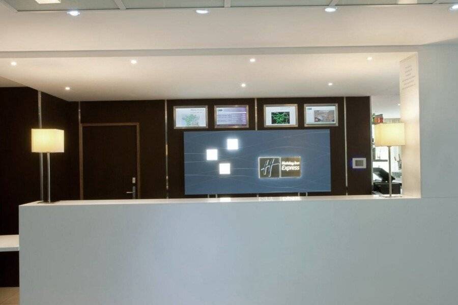 Holiday Inn Express-Canal De La Villette front desk, lobby, 