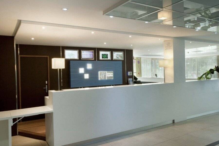 Holiday Inn Express-Canal De La Villette lobby,front desk