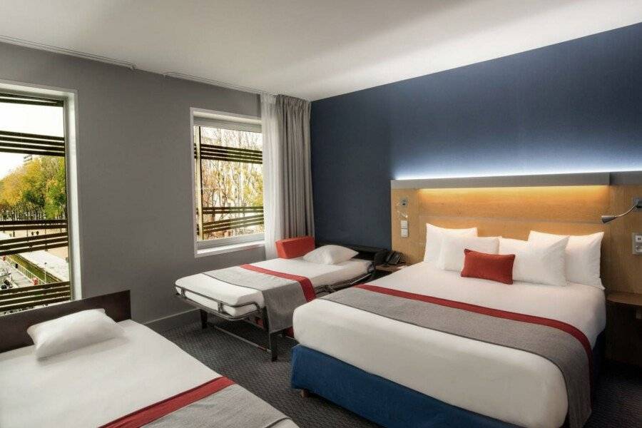 Holiday Inn Express-Canal De La Villette hotel bedroom