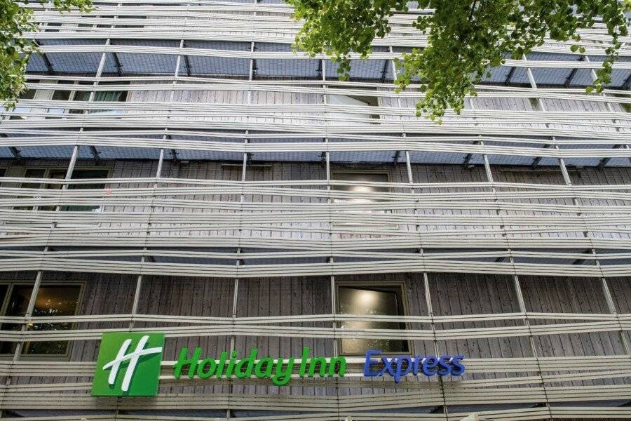 Holiday Inn Express-Canal De La Villette facade