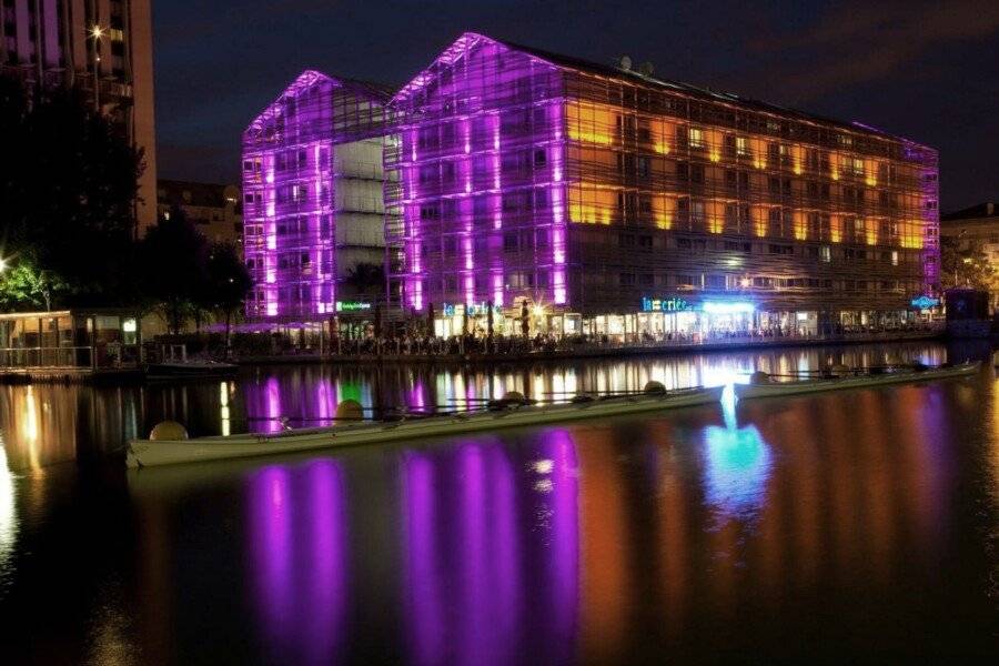 Holiday Inn Express-Canal De La Villette facade