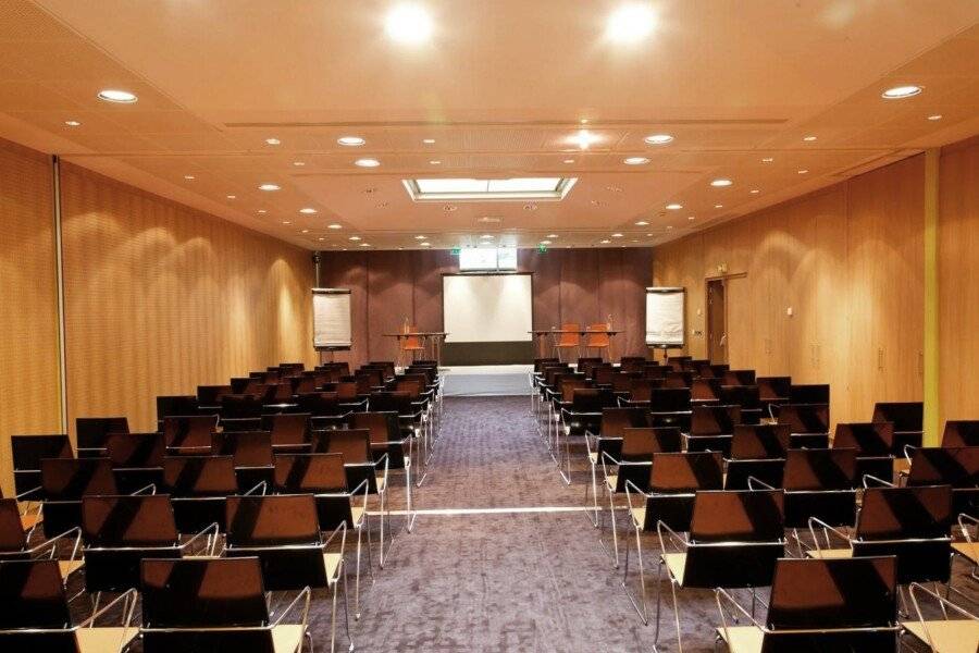 Holiday Inn Express-Canal De La Villette conference room,meeting room