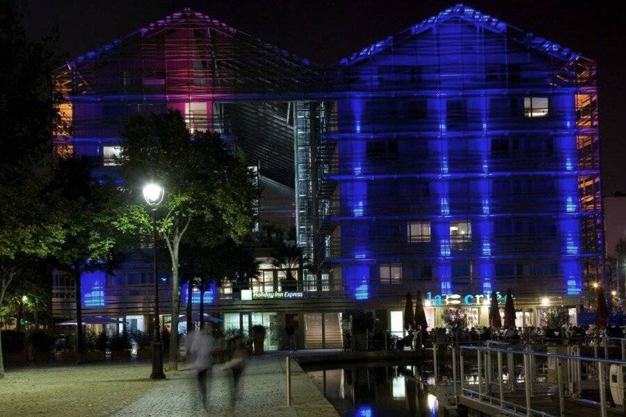 Holiday Inn Express-Canal De La Villette facade