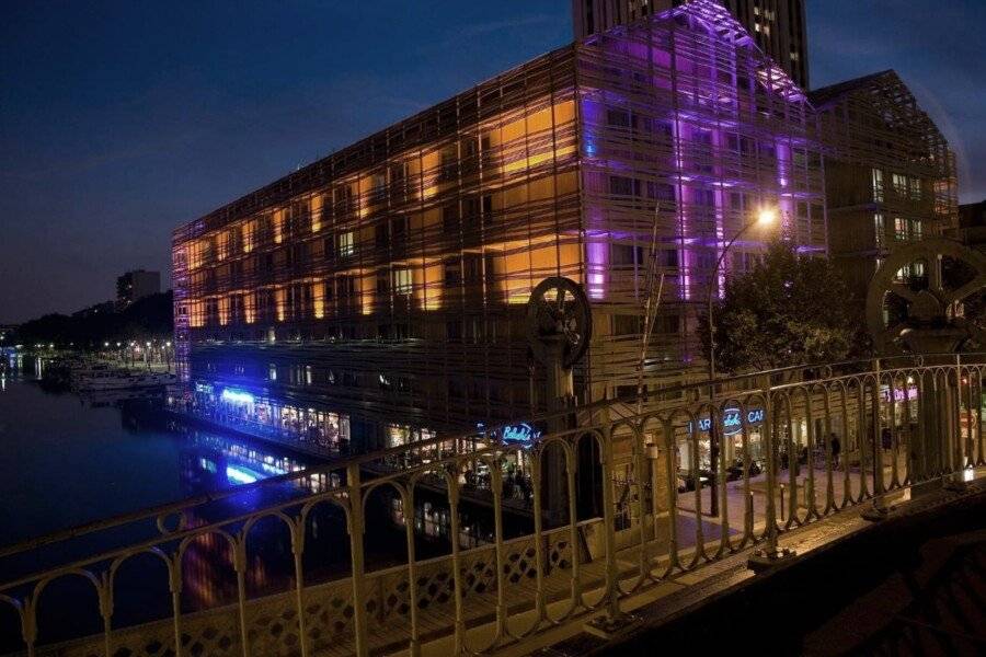 Holiday Inn Express-Canal De La Villette facade