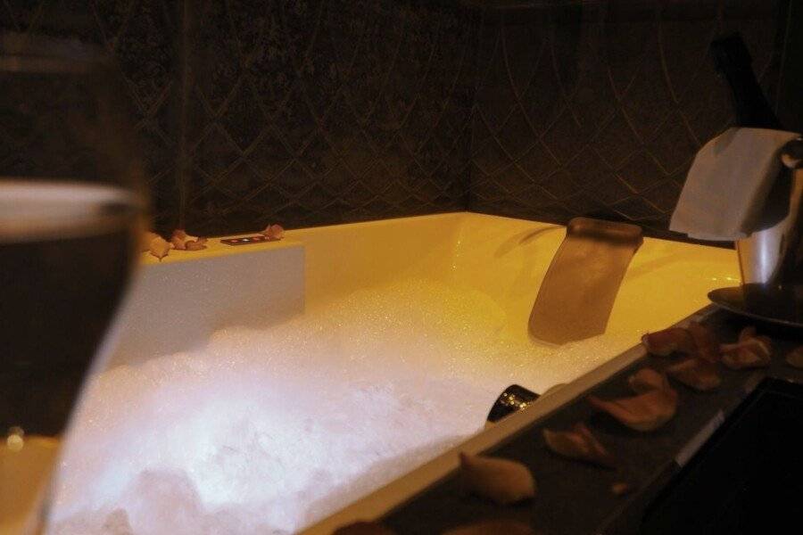 Secret de - Hotel & Spa bathtub,jacuzzi,