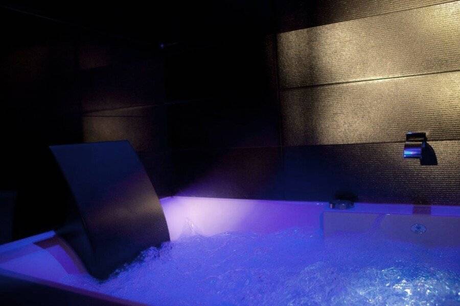 Secret de - Hotel & Spa jacuzzi, bathtub