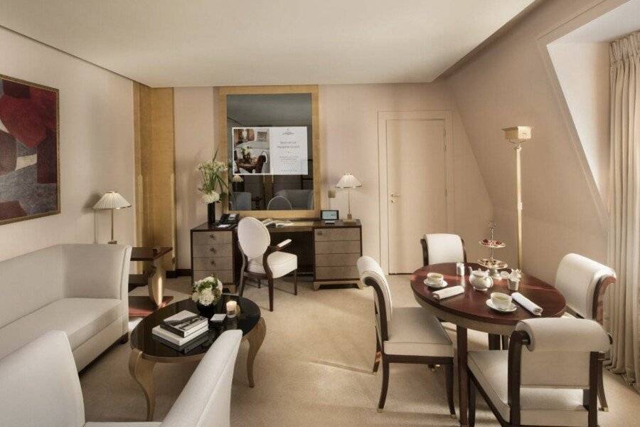 Hôtel Barrière Fouquet's Paris hotel bedroom