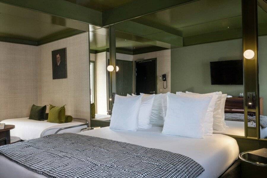 Hôtel La Conversation hotel bedroom