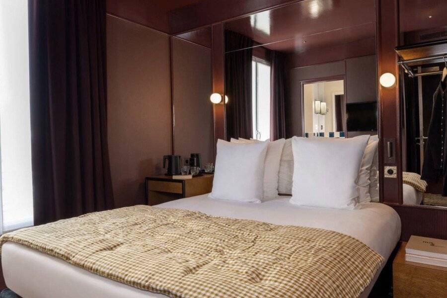 Hôtel La Conversation hotel bedroom