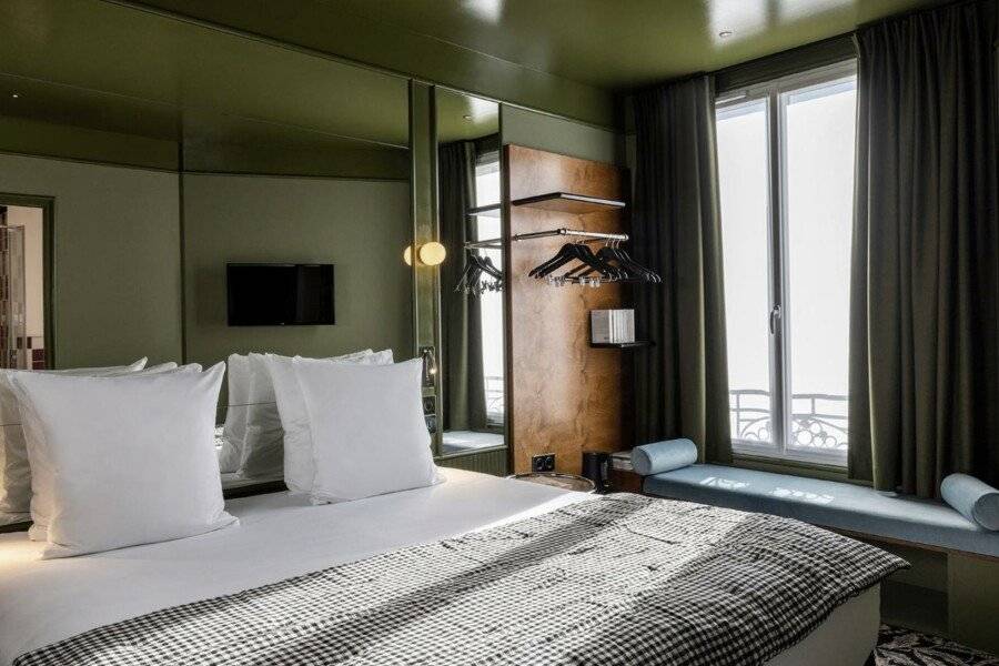 Hôtel La Conversation hotel bedroom