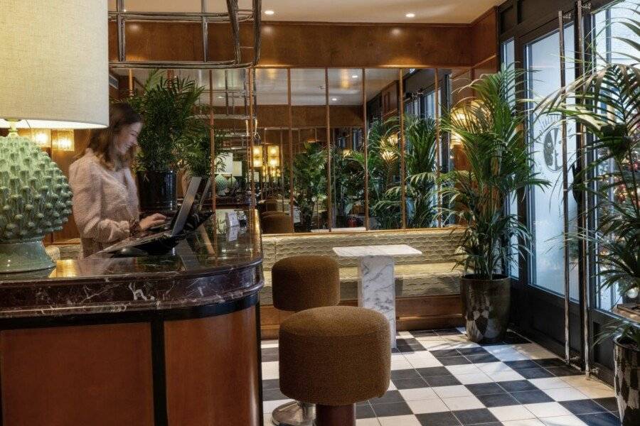 Hôtel La Conversation lobby,front desk