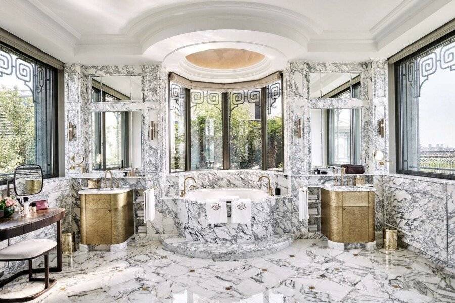 Le Meurice – Dorchester Collection bathtub