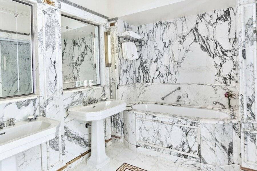 Le Meurice – Dorchester Collection bathtub