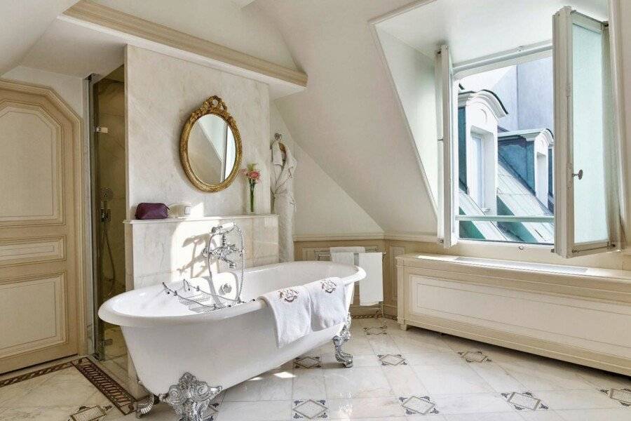 Le Meurice – Dorchester Collection bathtub