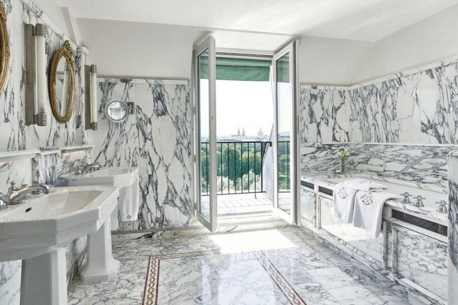 Le Meurice – Dorchester Collection bathtub,balcony