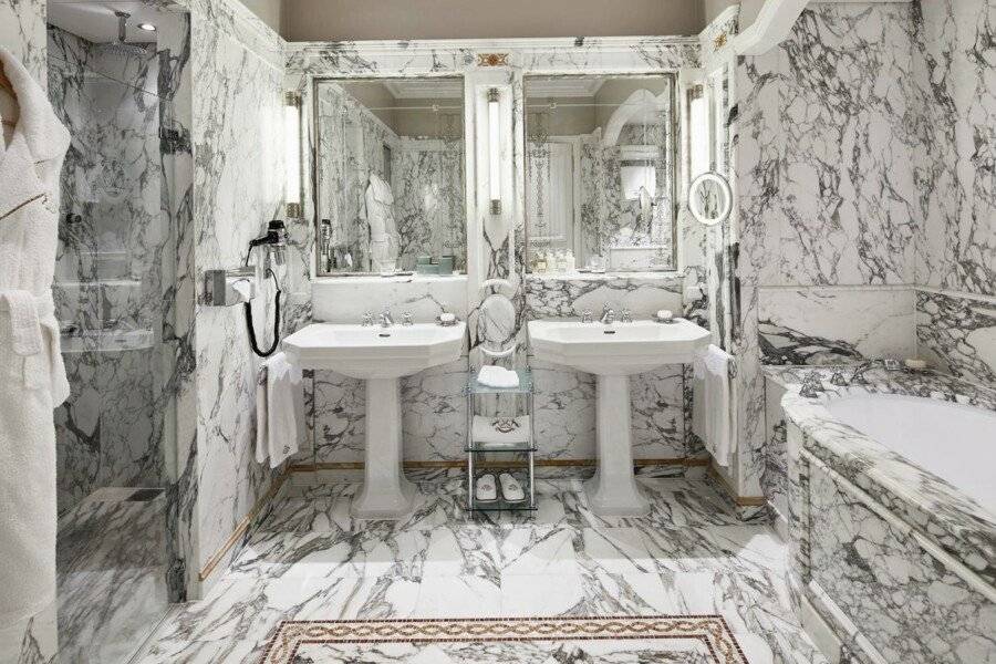 Le Meurice – Dorchester Collection bathtub