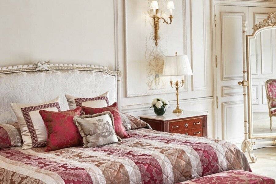 Le Meurice – Dorchester Collection hotel bedroom