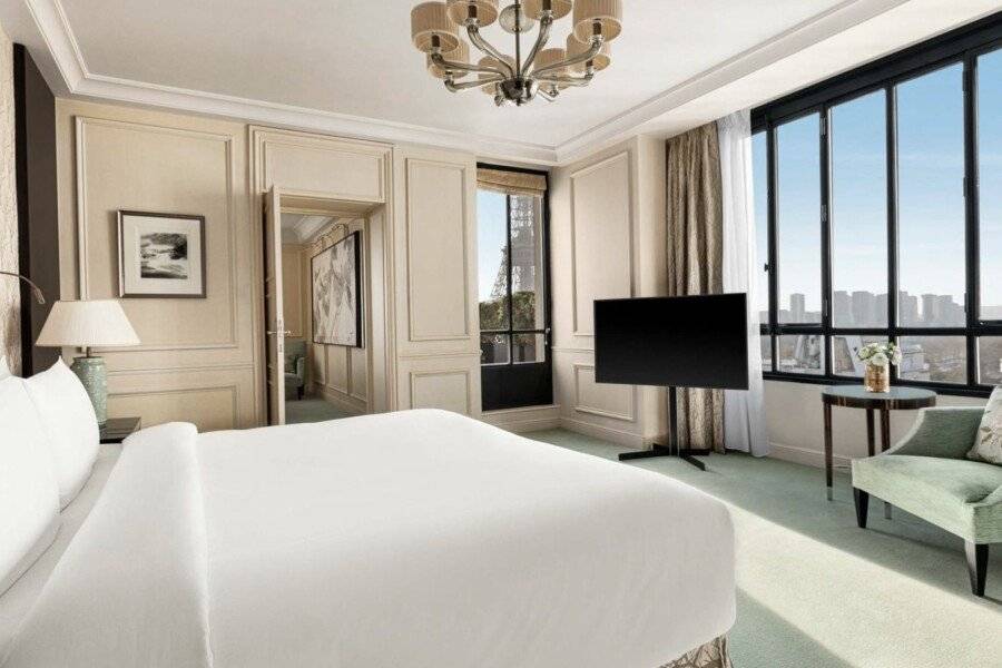 Shangri-La Paris hotel bedroom,ocean view