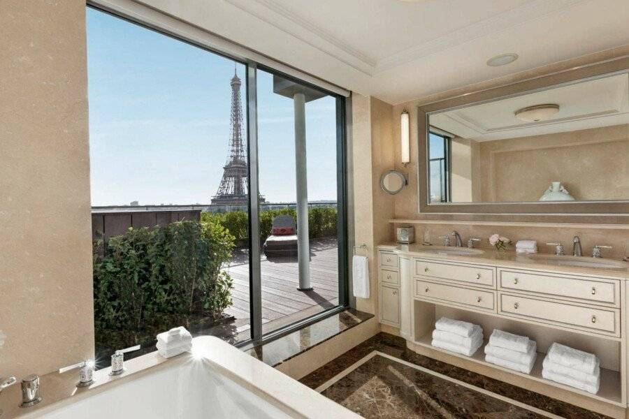 Shangri-La Paris bathtub,ocean view