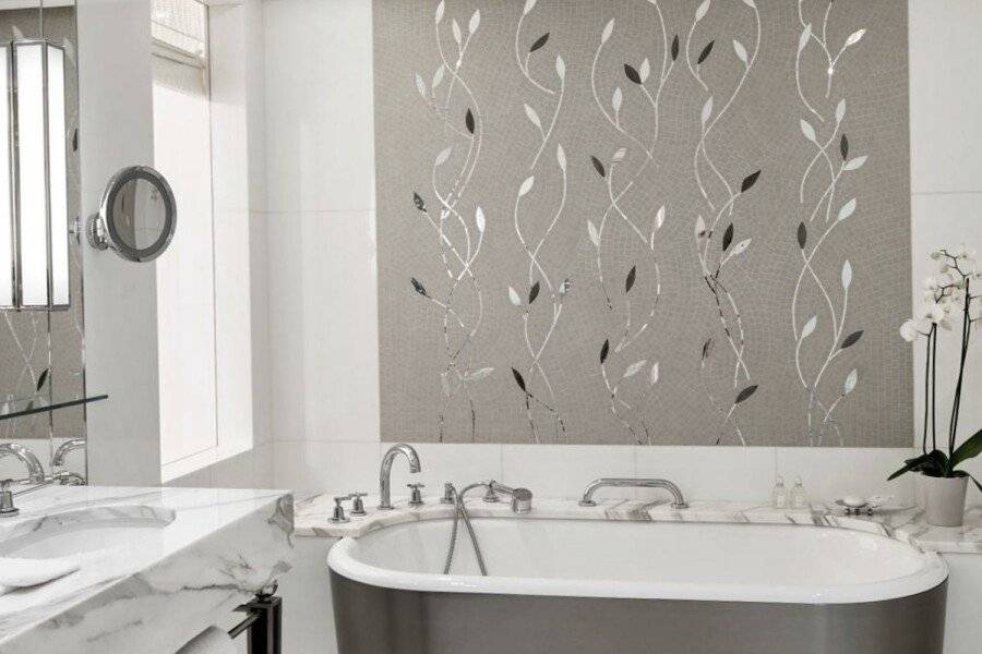 Hôtel Plaza Athénée bathtub