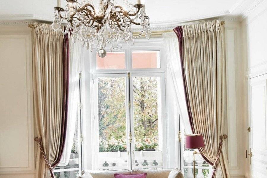Hôtel Plaza Athénée hotel bedroom