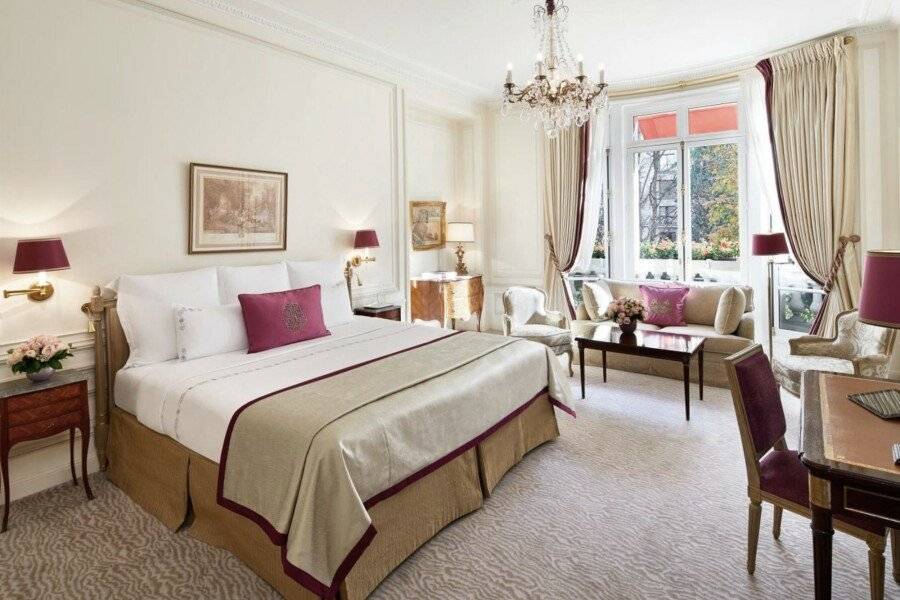 Hôtel Plaza Athénée hotel bedroom