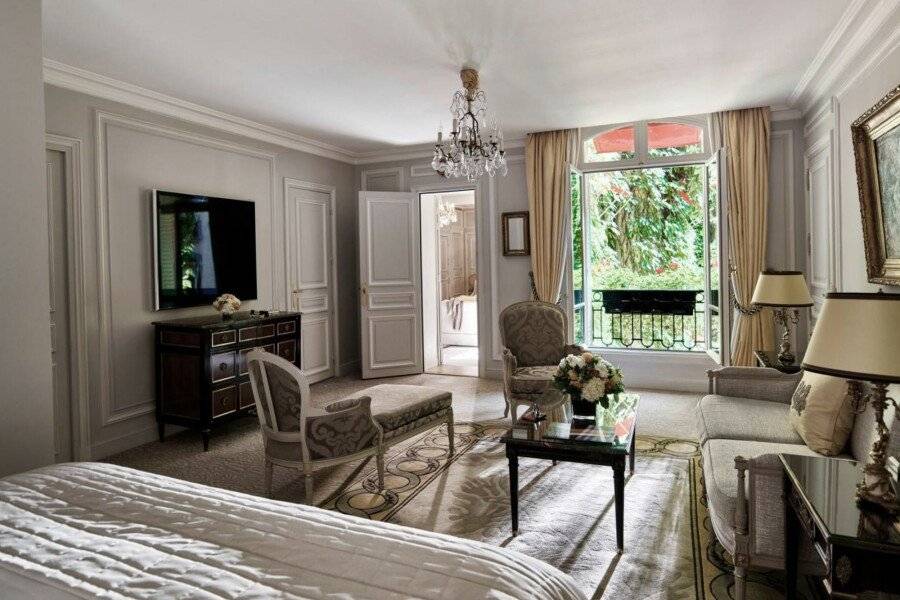 Hôtel Plaza Athénée hotel bedroom