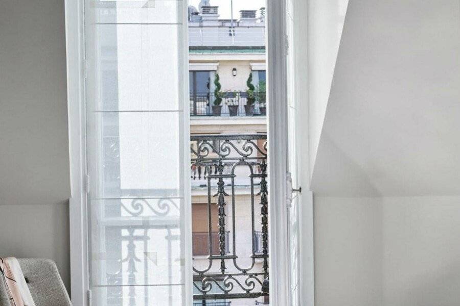 Hôtel Plaza Athénée hotel bedroom